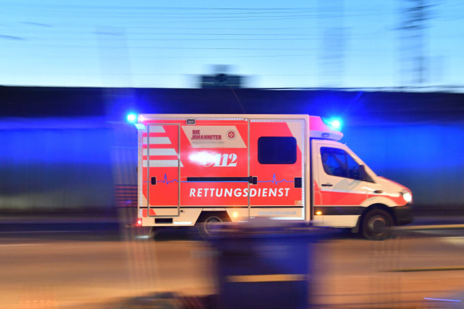 Die Frauen wurden mit einem Rettungswagen in ein Krankenhaus gefahren (Symbolbild).