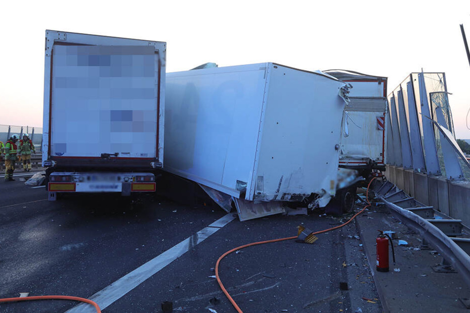 Zwei Lkw waren in den Unfall verwickelt. Beide wurde schwer beschädigt.