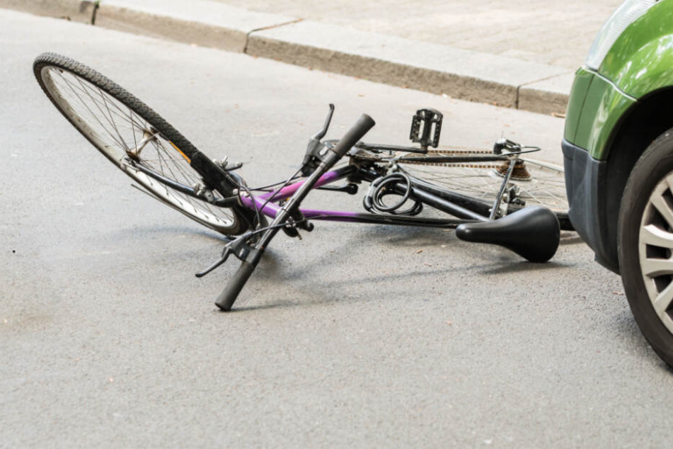 Ein Fahrrad liegt auf der Straße. (Symbolbild)