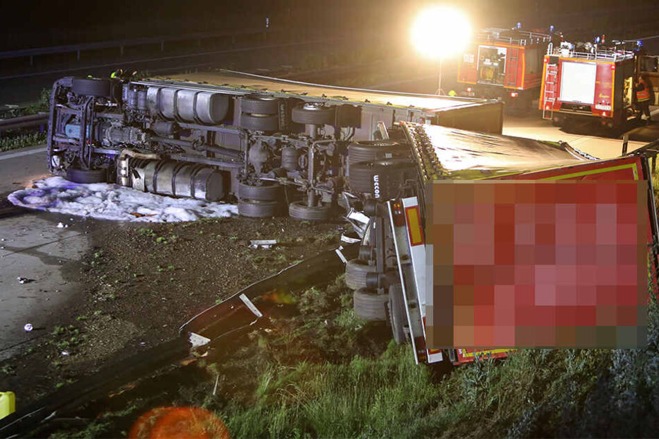 Der Laster st auf der A4 bei Glauchau umgekippt und liegt quer über die Fahrspuren.