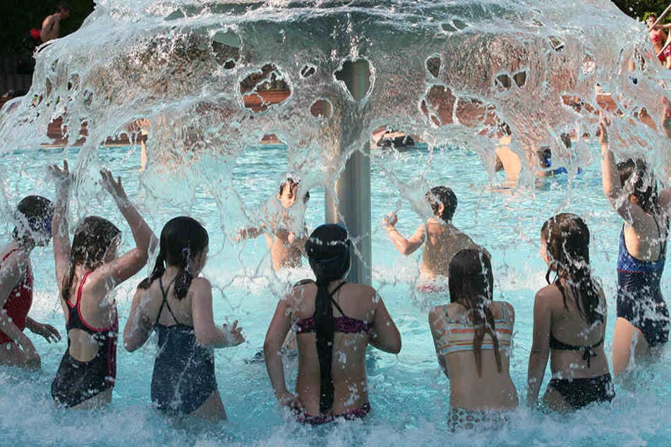 Offenbar urinieren nicht nur Kinder ins Schwimmbecken.