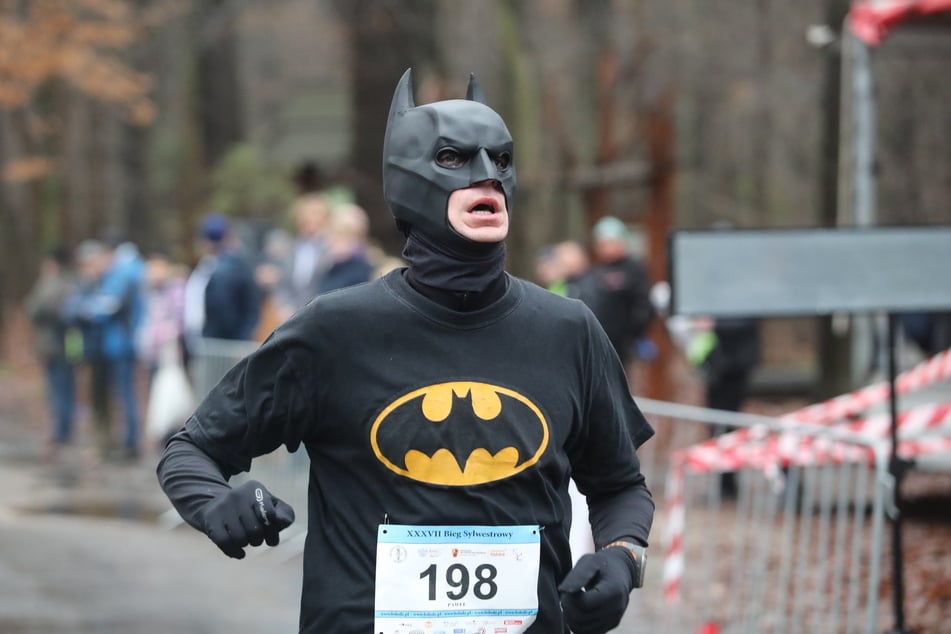 Am Offenbachplatz in Höhe der Kölner Oper wurde der als Batman verkleidete 40-Jährige von einem Taxi erfasst. (Symbolbild)