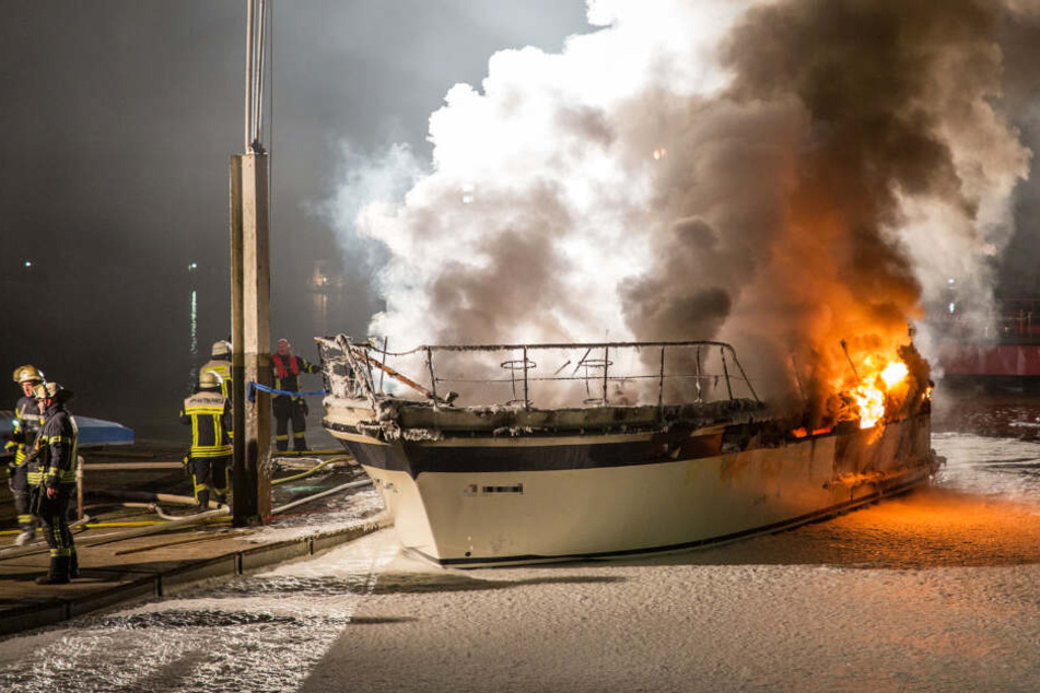 Brand im Hafen von Wiesbaden-Schierstein: Die Feuerwehr wurde am frühen Freitagmorgen alarmiert.