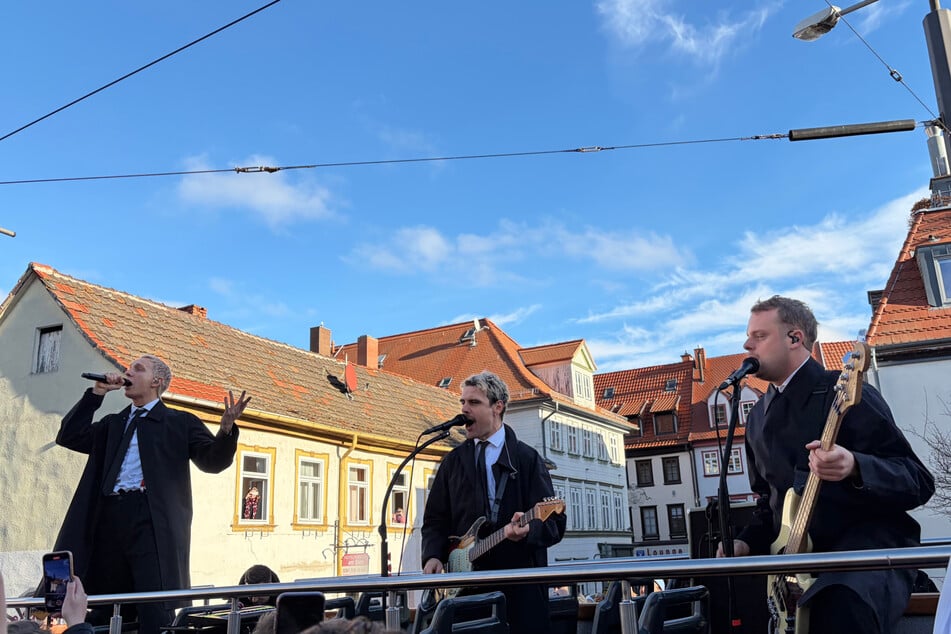 Die Band spielte aus der Straßenbahn heraus ein etwa einstündiges Konzert.