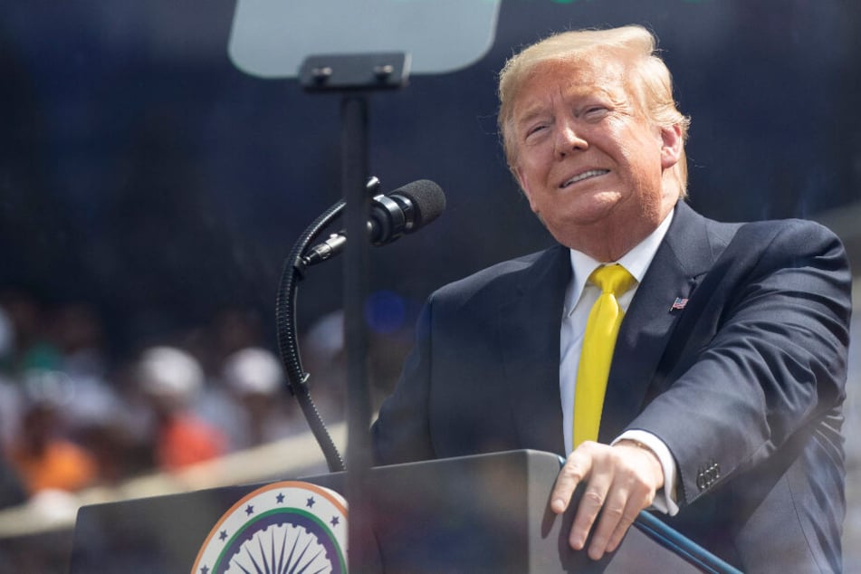 Trump blamiert sich bei Rede in Indien, Zuschauer flüchten aus dem Stadion