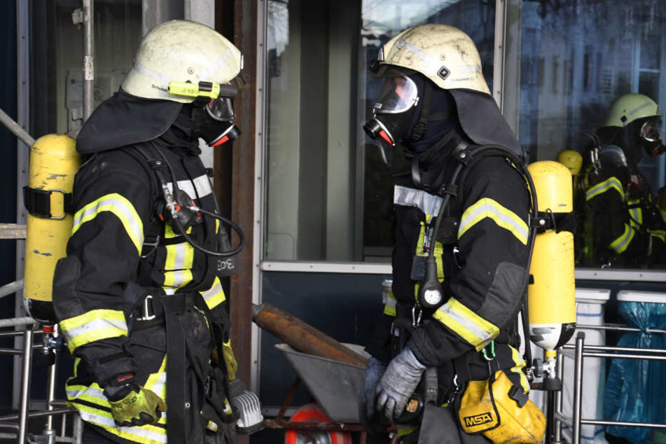 Die Feuerwehr verhinderte, dass die Flammen auf weitere Wohnungen übergriffen. (Symbolbild)