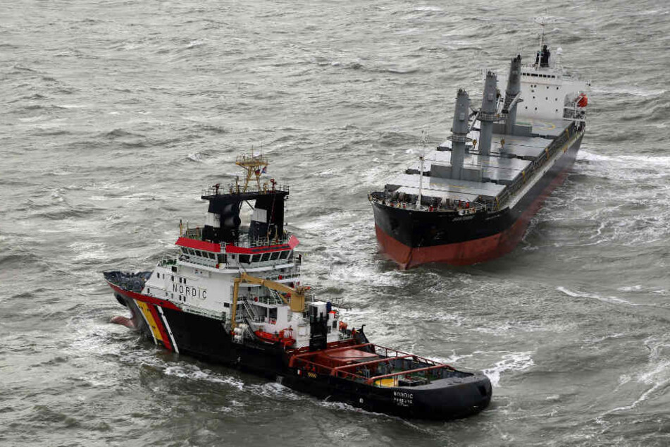 Der Notschlepper "Nordic" stellt eine Schleppverbindung mit dem havarierten Frachter "Santorini" her.