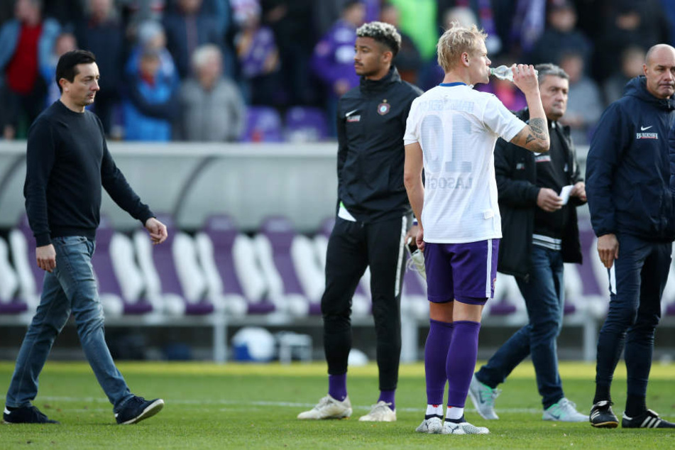 Sören Bertram hatte sich das Lasogga-Trikot übergezogen, nahm einen Schluck Wasser - und würdigte FCE-Trainer Daniel Meyer keines Blickes...