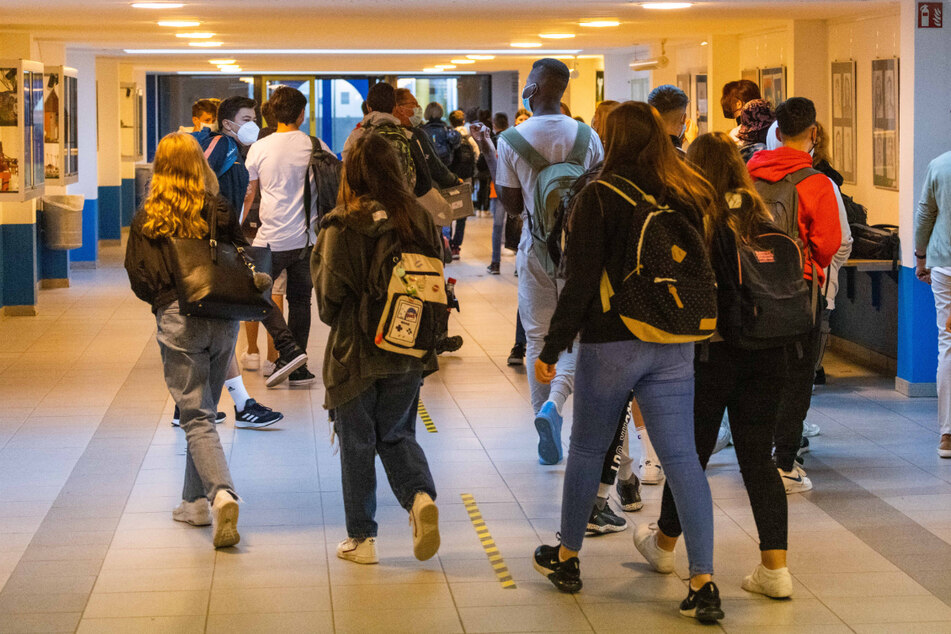Trotz hoher Infektionszahlen hat für die Schülerinnen und Schüler in Baden-Württemberg das neue Schuljahr am Montag in Präsenz begonnen.