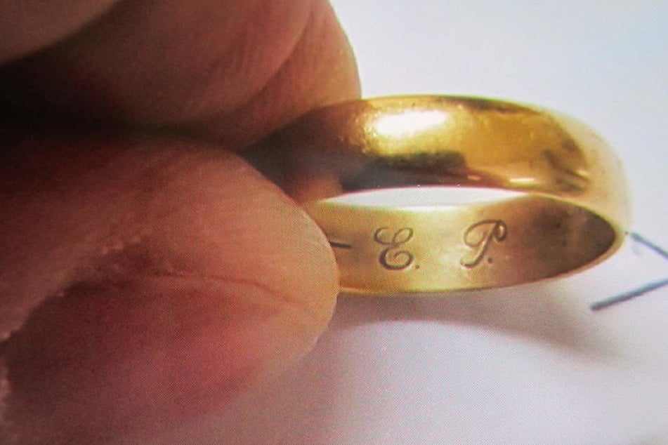 Die Initialen auf dem Ring könnten ein Hinweis sein.