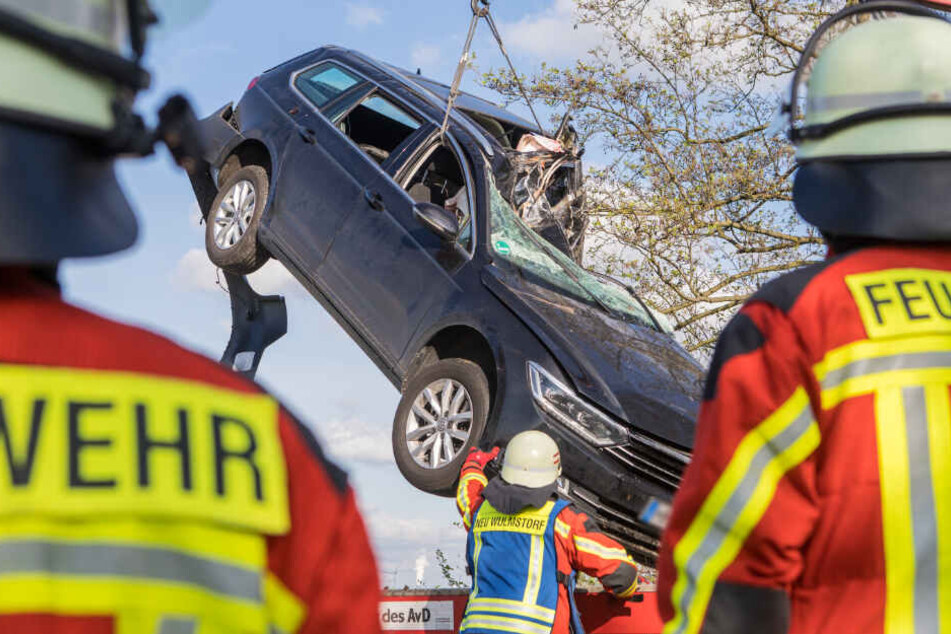Das Auto wurde mit einem Kran geborgen.