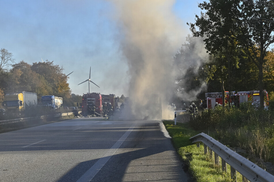 Bus fängt auf Autobahn Feuer: Großeinsatz!