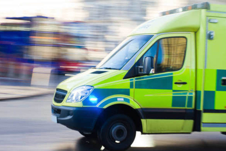 Der Junge musste schwer verletzt ins Krankenhaus gebracht werden. (Symbolbild)