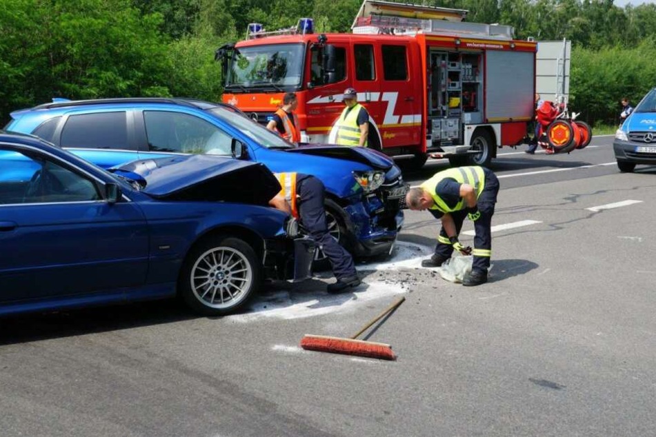 Feuerwehrleute untersuchen die Unfallstelle.