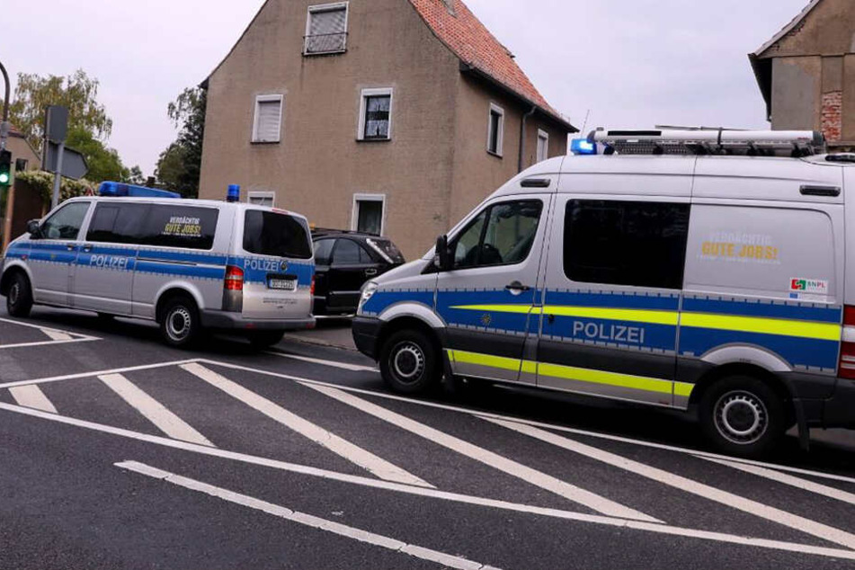 Die Streifenwagen der Polizei vor dem Haus des mutmaßlichen "Reichsbürgers".