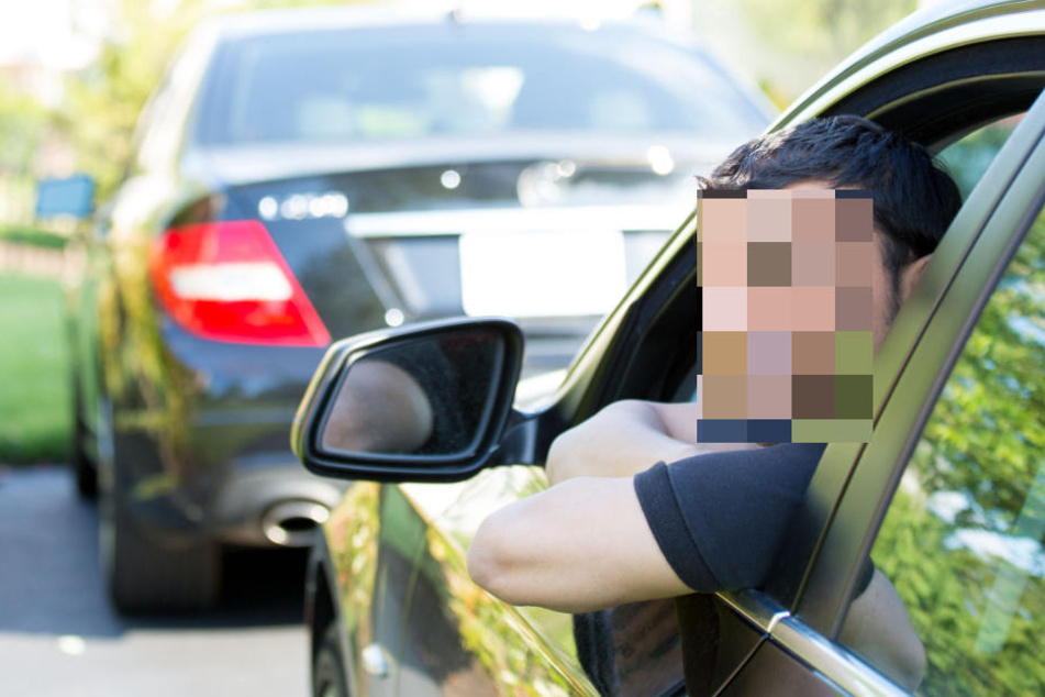Der Exhibitionist fragte die 32-Jährige aus dem Auto heraus nach dem Weg, während er an sich herum spielte. (Symbolbild)