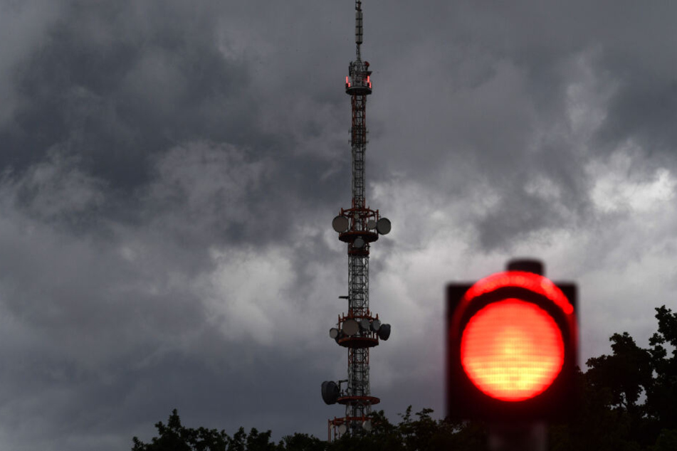 Dunkle Wolken ziehen am Sendeturm des Bayerischen Rundfunks in Freimann vorbei.