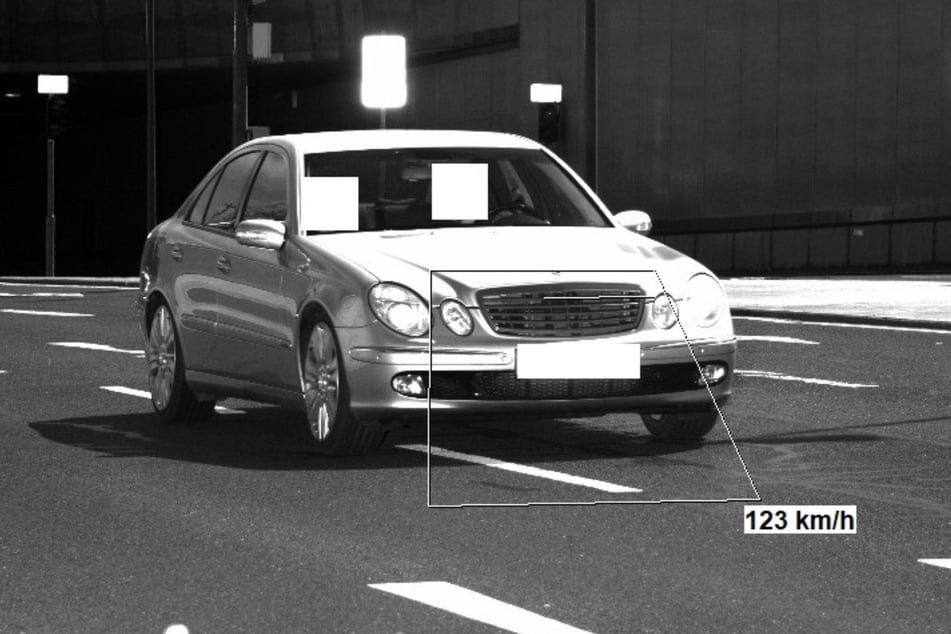 Mit 73 Stundenkilometern zu viel auf dem Tacho erwischte das Ordnungsamt den Mercedes-Fahrer.
