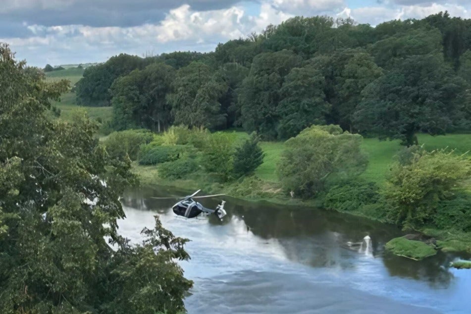 Der Flug in die Katastrophe: Das Augenzeugen-Foto zeigt, wie der Helikopter nach dem Brückendurchflug in Richtung des Seils steuert. Rund 15 Sekunden später kommt es zum Absturz.