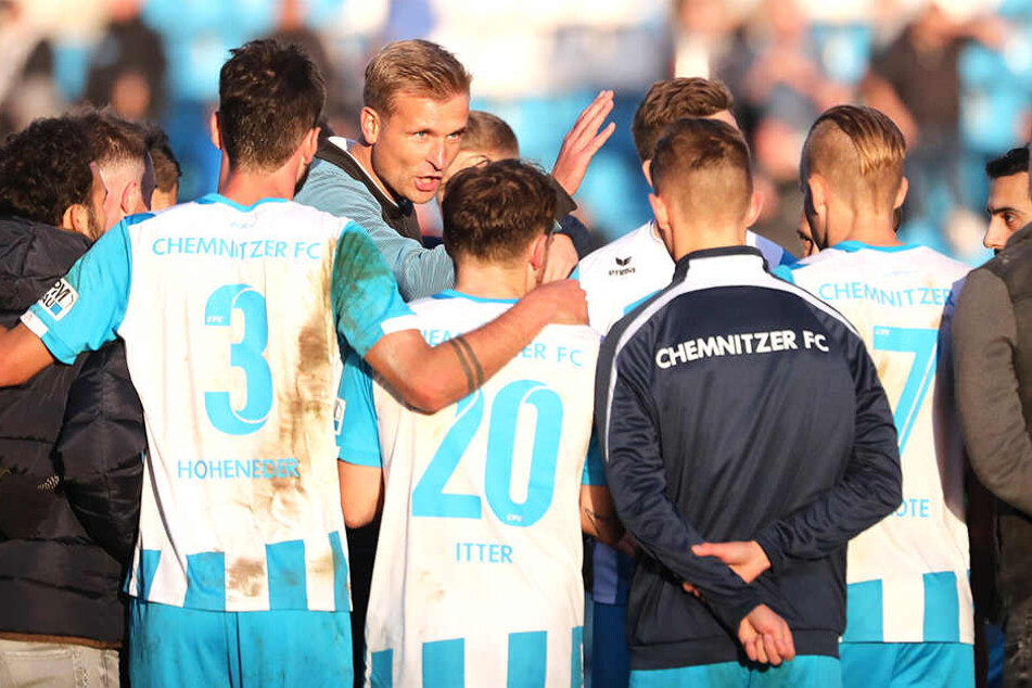 David Bergner machte seinen Spielern im Kreis klar: "Von unserer Art, Fußball zu spielen, rücken wir nicht ab!"