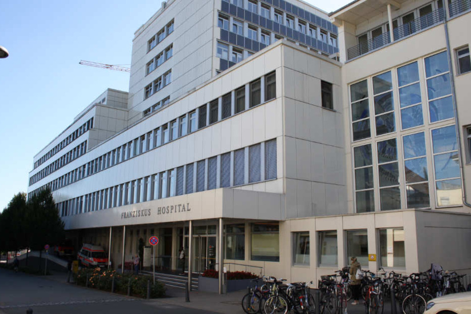 Der 83-jährige Mann lag im Franziskus-Hospital in Bielefeld auf Intensivstation.