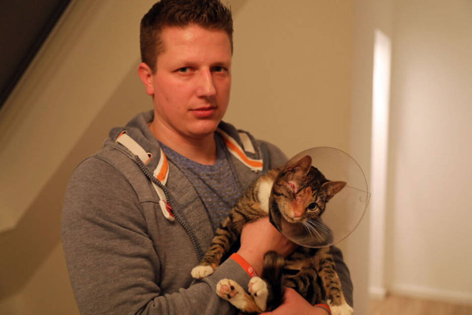 Steffen Tretropp hält Holly in seinen Armen.