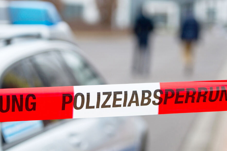 Ein Absperrband der Polizei sichert einen Tatort (Symbolbild).