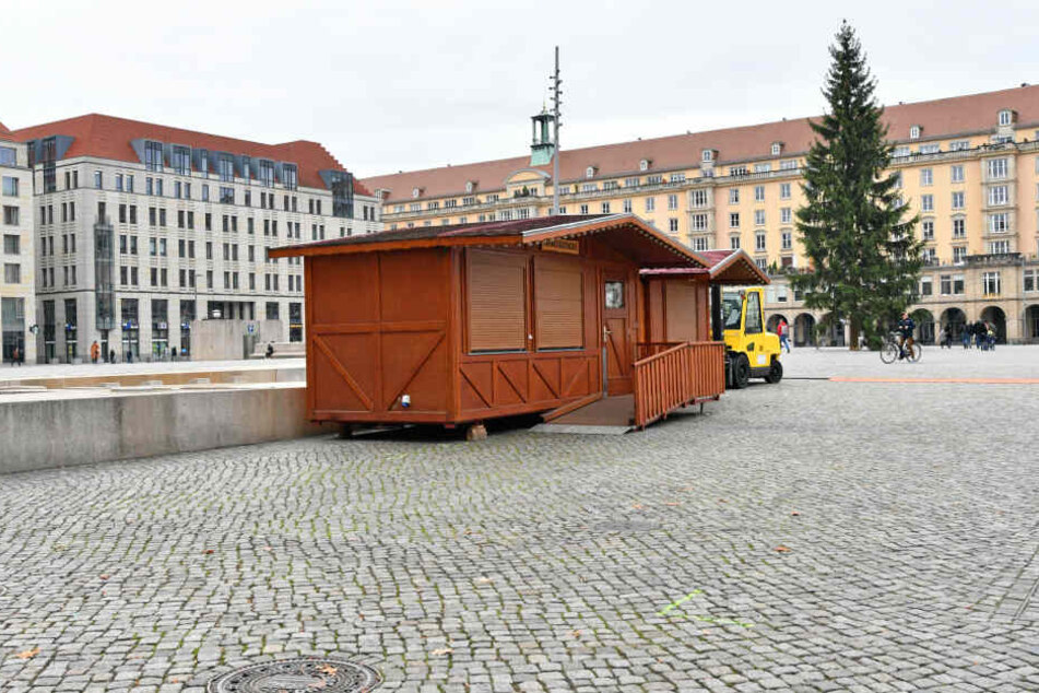 Fichte steht, jetzt wird der restliche Striezelmarkt aufgebaut!