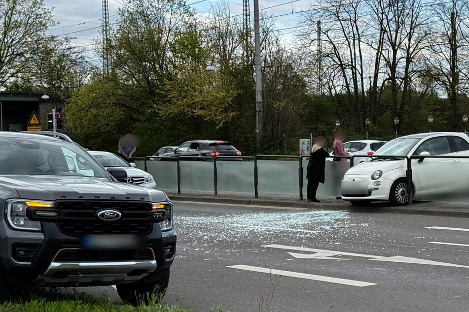 Der Fiat wurde durch ein Geländer am Bahnsteig gestoppt.