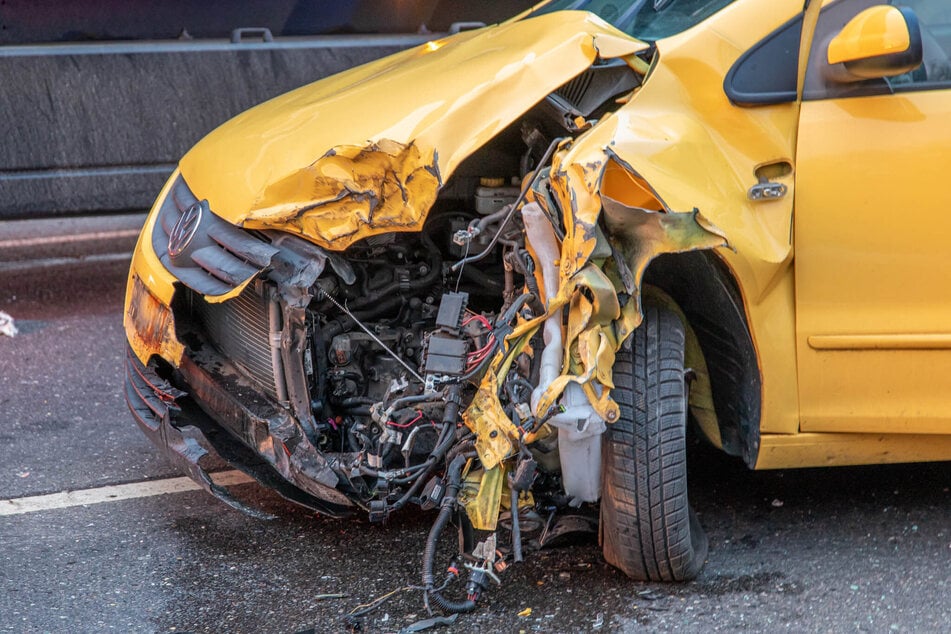 Der VW wurde durch den Zusammenstoß massiv beschädigt.