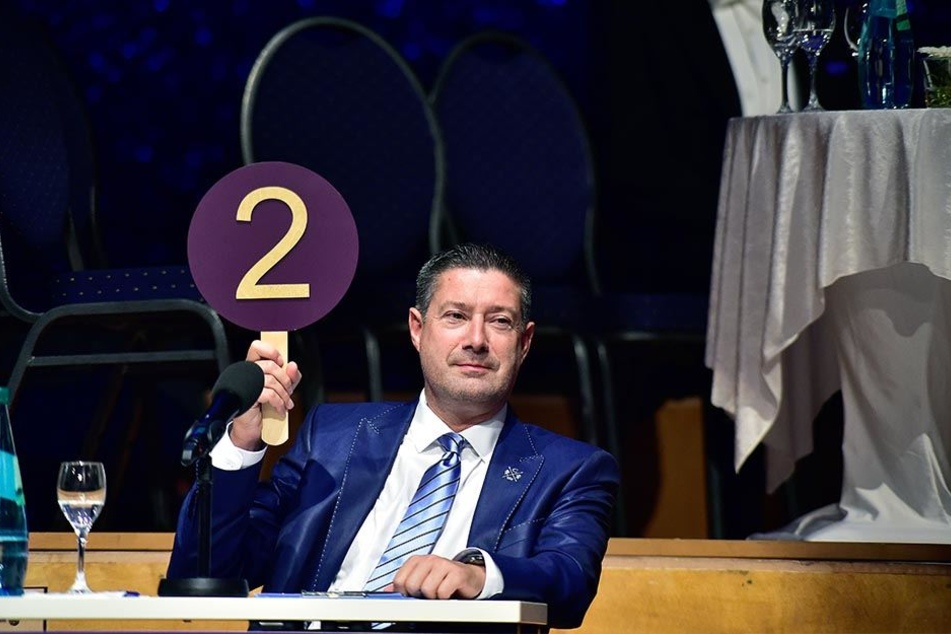 Juror Joachim Llambi (53) bei seiner strengen Wertung. Hoffentlich sind für Jane und Jörg mehr als nur zwei Punkte drin. "Star Dance"-Tickets gibt's übrigens ab 42 Euro.