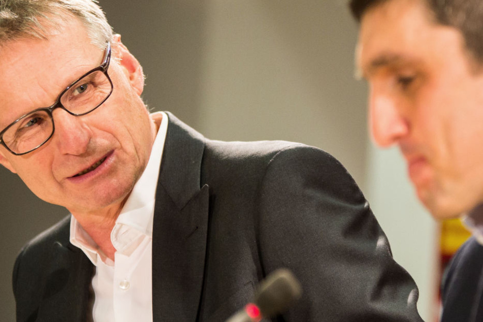 VfB-Sportvorstand Michael Reschke (l.) gibt seinem Trainer Tayfun Korkut (r.) erneut Rückendeckung.