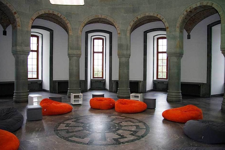 In der Wewelsburg (Paderborn) ist um so genannten Obergruppenführersaal eine schwarze Sonne in den Boden eingelassen.