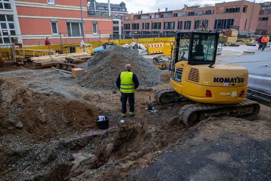 Auf der Baustelle in der Industriestraße wurde eine Gasleitung von einem Bagger beschädigt.