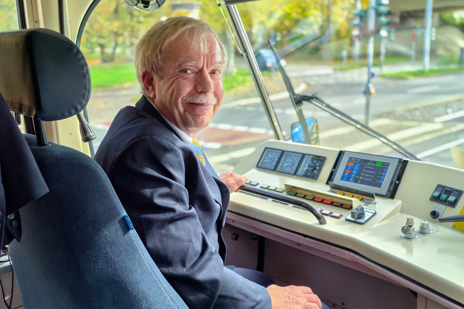 Straßenbahnfahrer Thomas Reichert (71) freut sich, noch einmal die Tatra steuern zu dürfen.