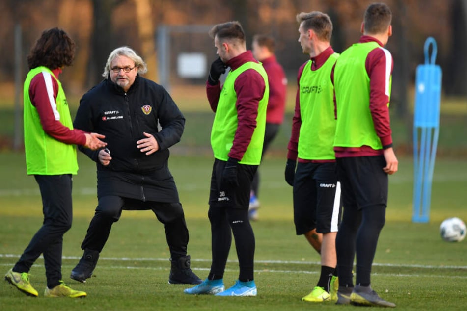 Interims-Coach Heiko Scholz sucht während der Trainingseinheit das Gespräch mit einigen Dynamo-Akteuren.