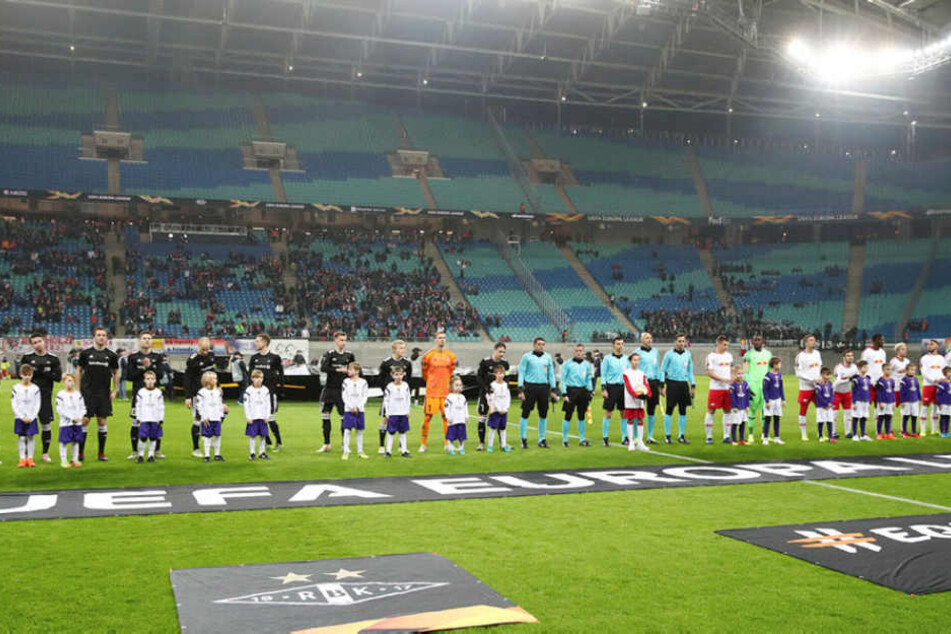 Die Red Bull Arena war mit 16.957 Zuschauern nicht mal halbvoll.