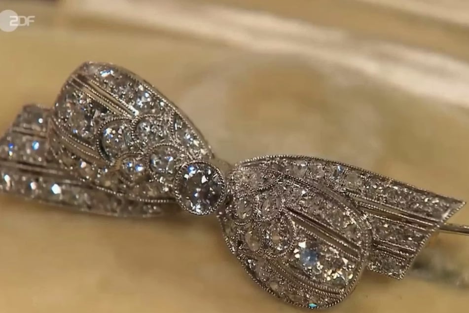 Die mitgebrachte Brosche besteht aus 750er-Gold und wurde in den 1920er-Jahren gefertigt.