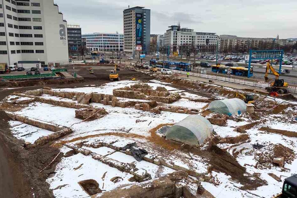 Noch einen Monat wird auf dem 5700 Quadratmeter fassendem Areal an der Bahnhofstraße Ecke Johannisplatz ausgegraben.