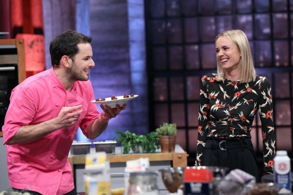 Starkoch Steffen Henssler mit der neuen Moderatorin Annie Hoffmann.