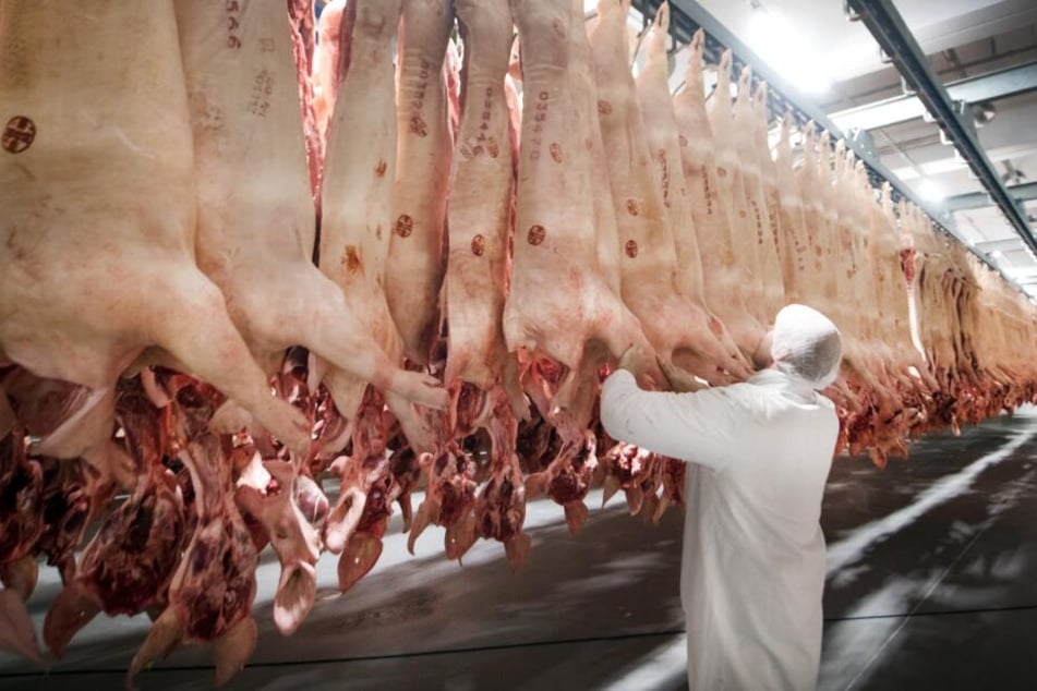 Die angeklagten Mitarbeiter sollen Gewichtsangaben von Fleisch manipuliert haben.