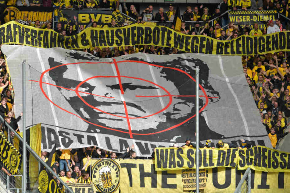 Dortmunder Fans halten zu Spielbeginn ein Transparent mit dem Konterfei von Hoffenheims Mäzen Dietmar Hopp unter einem Fadenkreuz in die Höhe.