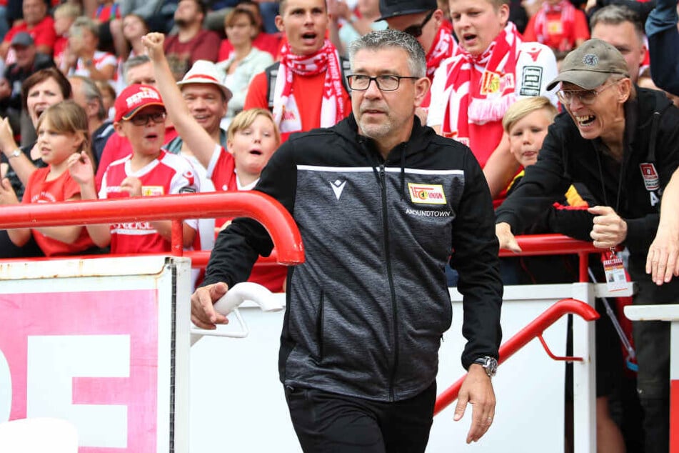 Voller Euphorie in die Bundesliga: Trainer Urs Fischer wird vom eisernen Anhang gefeiert.