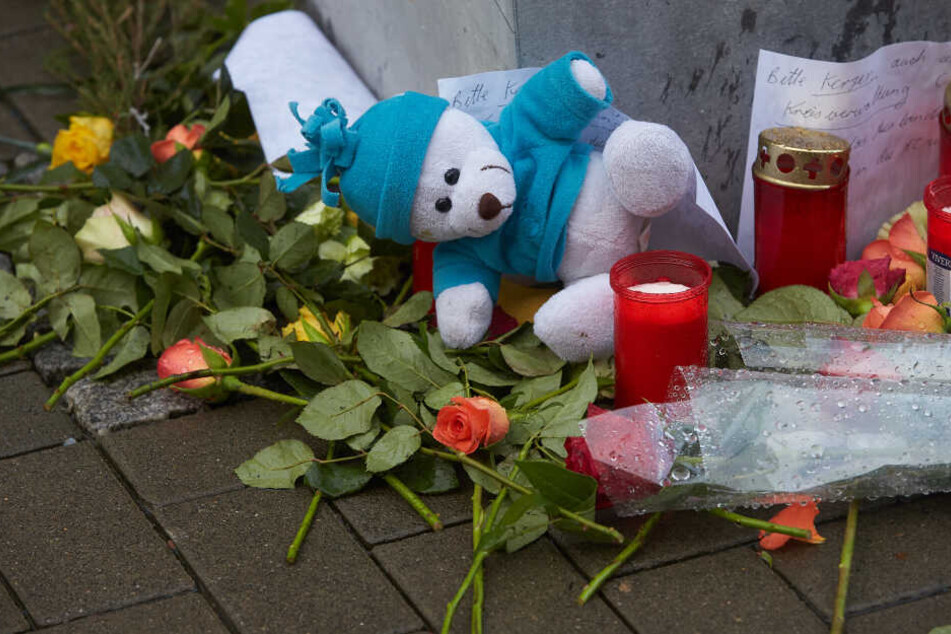 Vor dem Krankenhaus wurde ein Kuscheltier abgelegt.