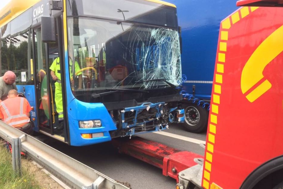 Der Bus wird abgeschleppt.