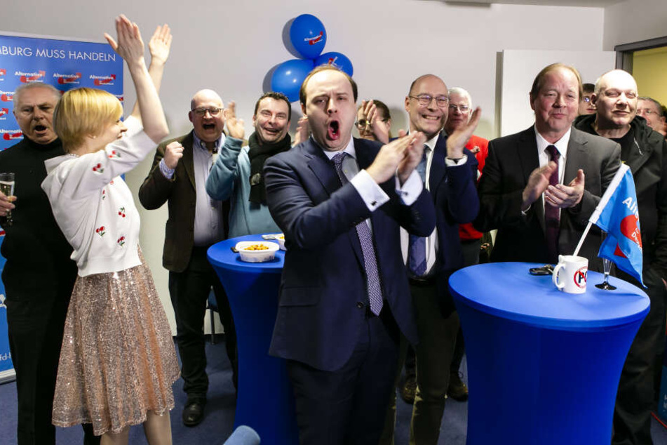 Olga Petersen, Landesvorstand Beisitzerin, Krzysztof Walczak (l-r), Alexander Scholz und AfD-Spitzenkandidat Dirk Nockemann bei der Hamburger Wahlparty.