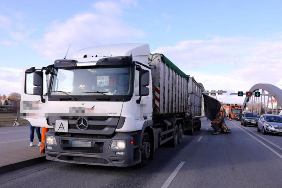 Der Laster blockiert die beiden Fahrbahnen in Richtung Uniklinik. Neben ihm das Wrack des Container-Deckels.