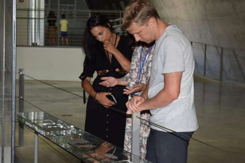Oliver Pocher und Amira Aly lassen sich durch die Aussstellung führen.