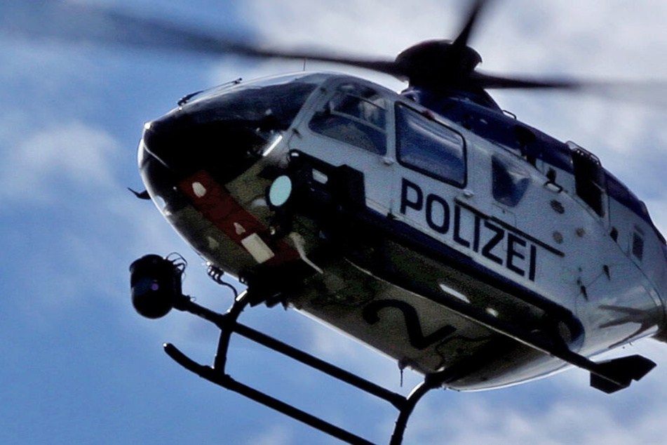 Auch ein Hubschrauber der Polizei kommt bei der Durchsuchung des Geländes zum Einsatz (Symbolbild).