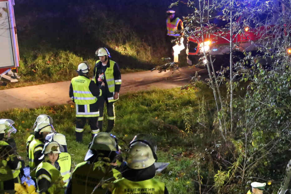 Das Fahrzeug stürzte eine Böschung hinab und erschlug den Mann. (Symbolbild)